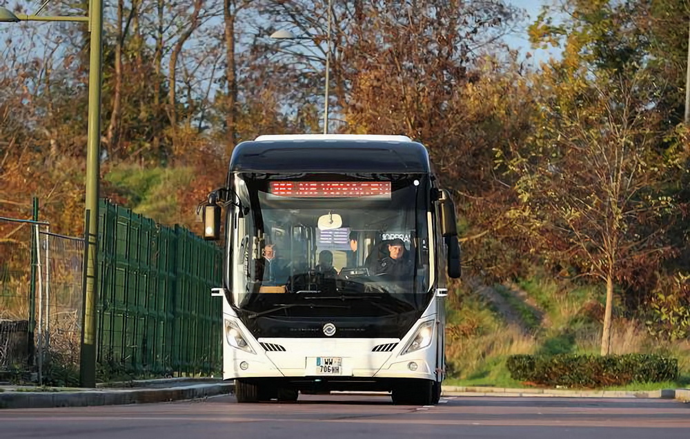 12月7日，中車電動制造的自動駕駛客車在法國巴黎大眾運輸公司393號線路部分路段進行路況實測。