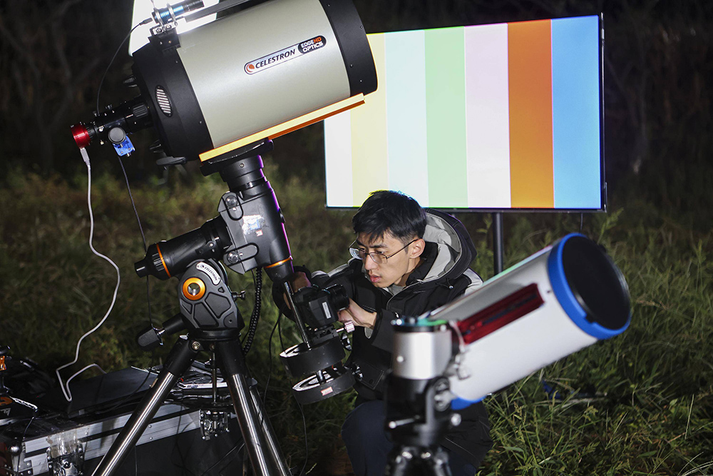 9月21日凌晨，刘博洋在北京密云架设拍摄设备，准备拍摄当日过境北京的中国空间站。新华社记者 郝昭 摄