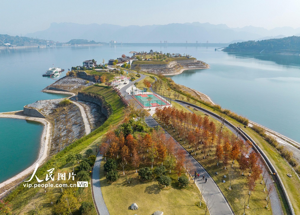 2022年12月14日，游人在湖北省宜昌市秭归县木鱼岛公园乐享冬日暖阳。