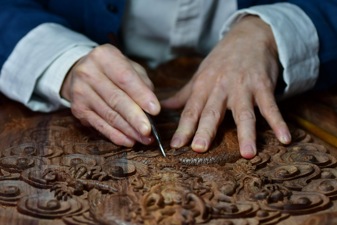 12月14日，古典家具技艺传承人陈玉树在展示莆田木雕的技艺。