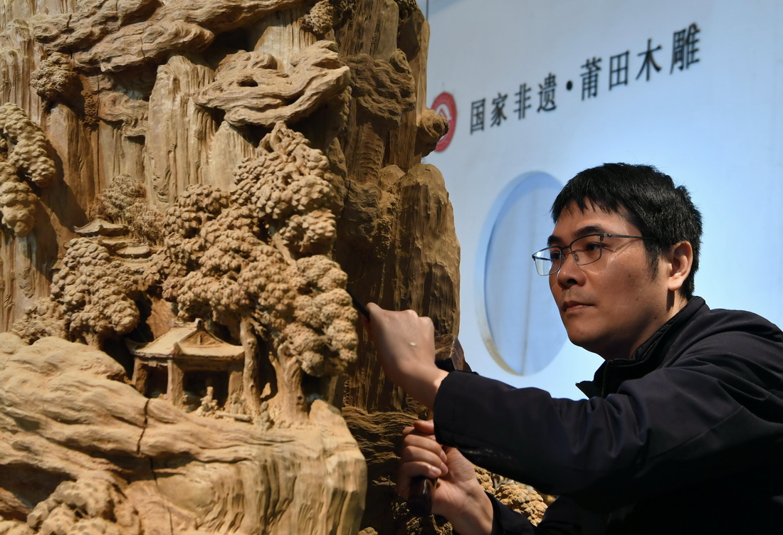 12月14日，国家级非遗项目莆田木雕省级代表性传承人林建军创作木雕作品《国泰民安》。