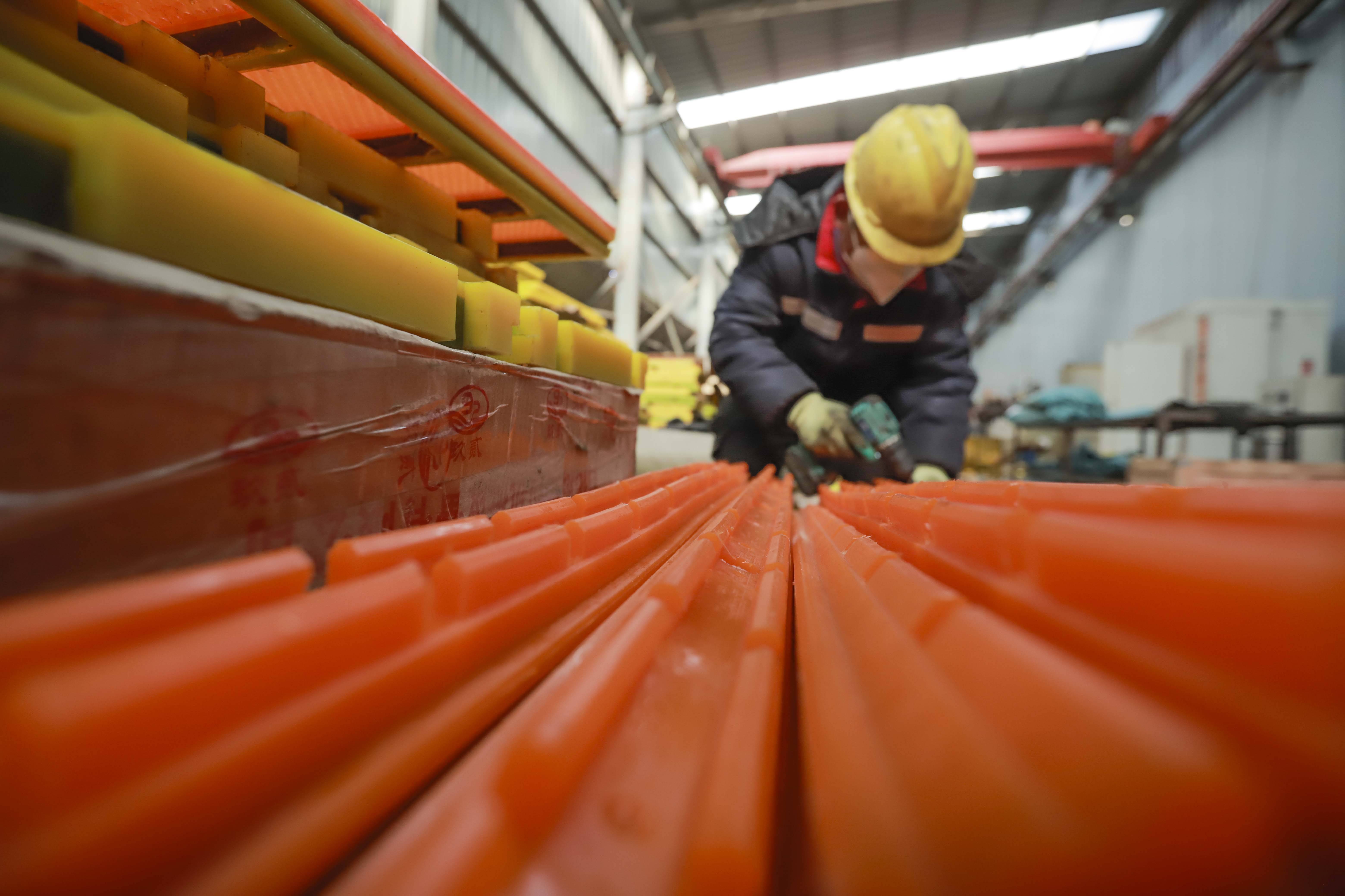 12月20日，工人在河北省遵化市一家礦山設備生產企業車間工作。新華社發（劉滿倉攝）