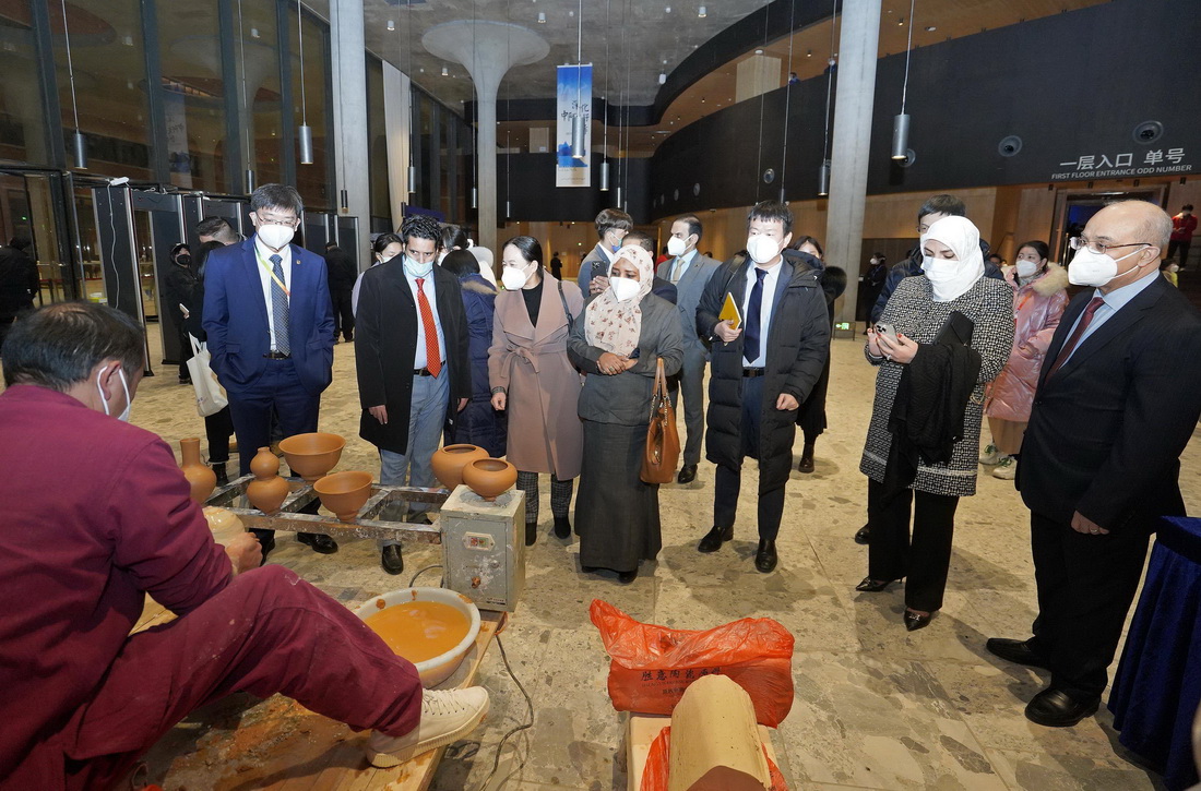 12月19日，嘉賓在“阿拉伯藝術節”期間參觀民間非遺展示。新華社發（雷智 攝）