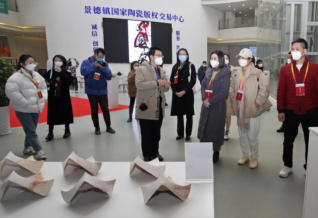 嘉賓在“阿拉伯藝術節”期間參觀陶瓷版權創意設計展（12月19日攝）。新華社發（雷智 攝）