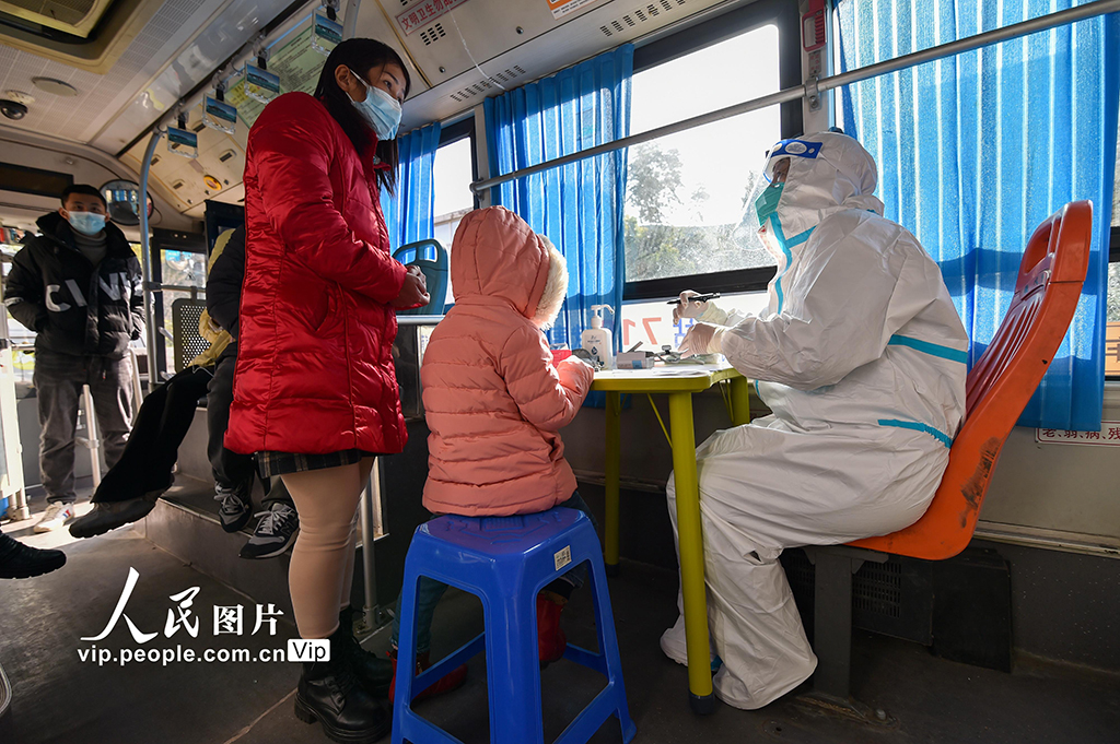 江蘇南京：發熱流動診療車服務群眾看病