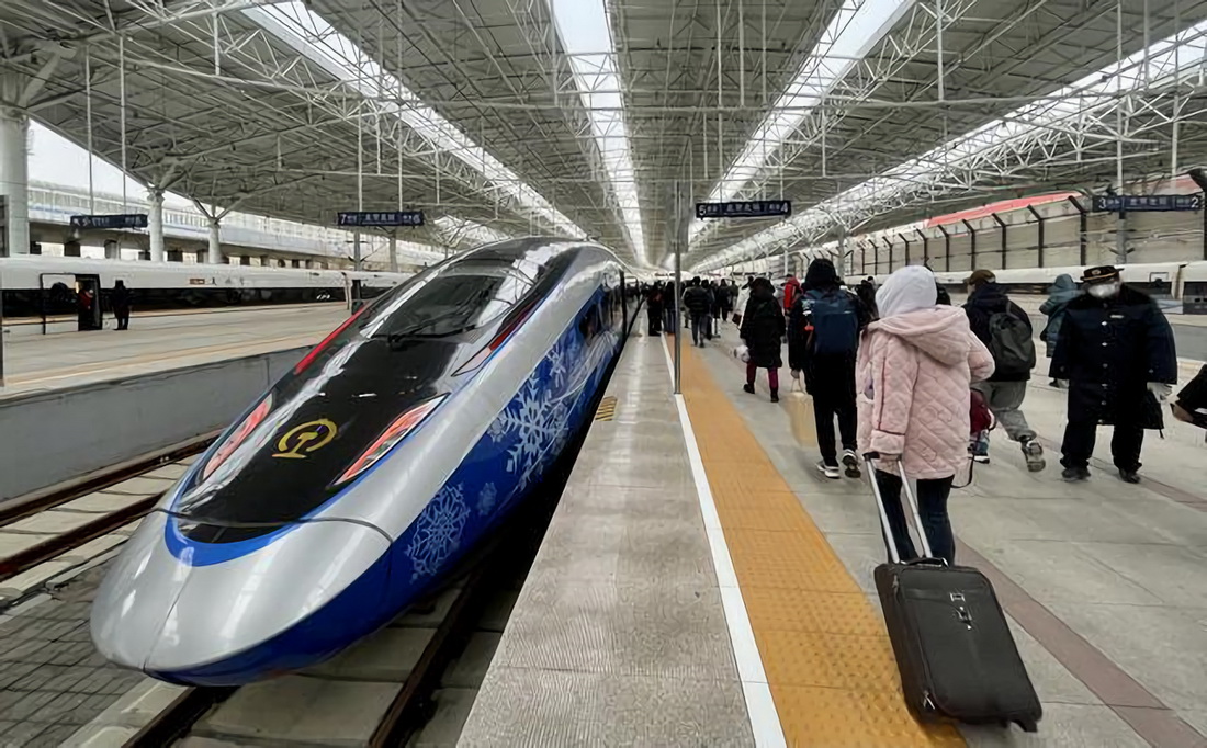 12月21日，旅客在北京北站乘坐高铁出行。