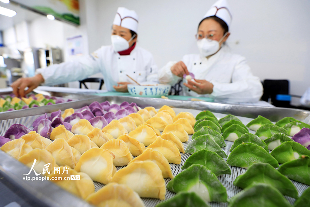 2022年12月21日，安徽省淮北市一食品加工點工人，正在制作“彩色餃子”供應市場。
