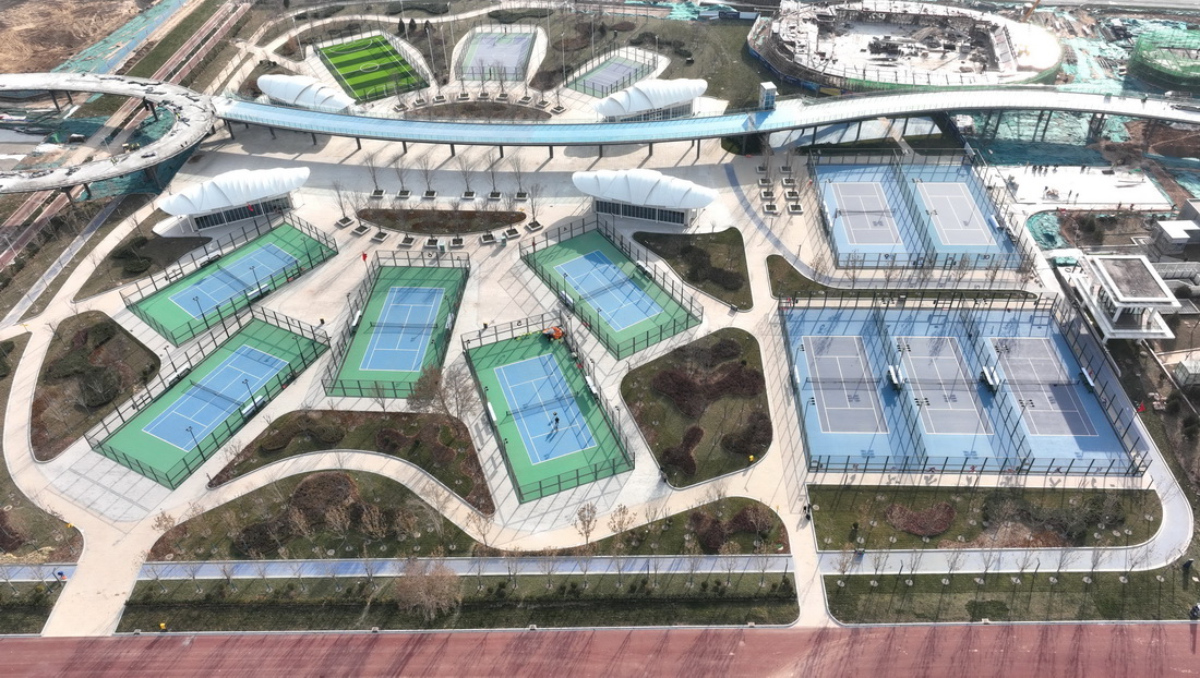 12月21日拍摄的石家庄市高铁片区中央绿色体育公园（无人机照片）。