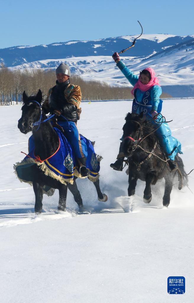 在昭蘇縣薩爾闊布鄉一處雪原上，當地農牧民進行“姑娘追”活動（12月21日攝）。
