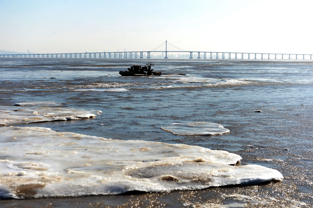 12月23日，山東省青島市膠州灣部分海域結冰。新華社發（王海濱 攝）
