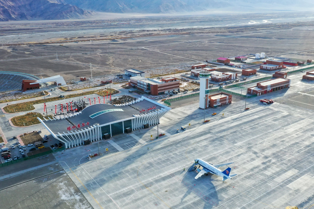 12月23日，首航航班降落在塔什庫爾干紅其拉甫機場。新華社記者 丁磊 攝