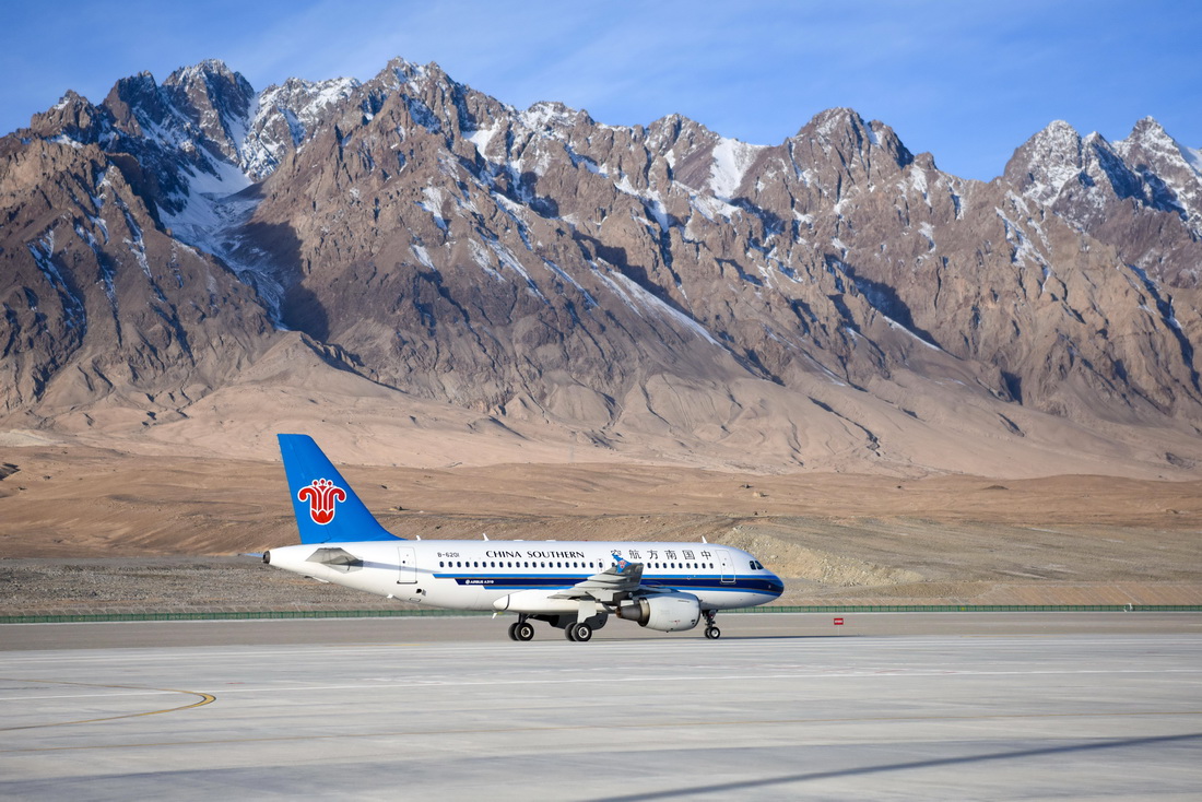 12月23日，在塔什庫爾干紅其拉甫機場的跑道上，首航航班在滑行。新華社記者 丁磊 攝