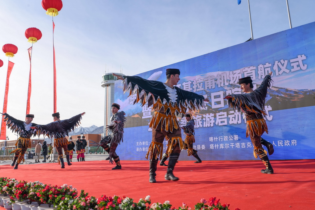12月23日，在塔什庫爾干紅其拉甫機場首航儀式上，當地文工團的演員跳起塔吉克族鷹舞慶祝機場通航。新華社記者 丁磊 攝