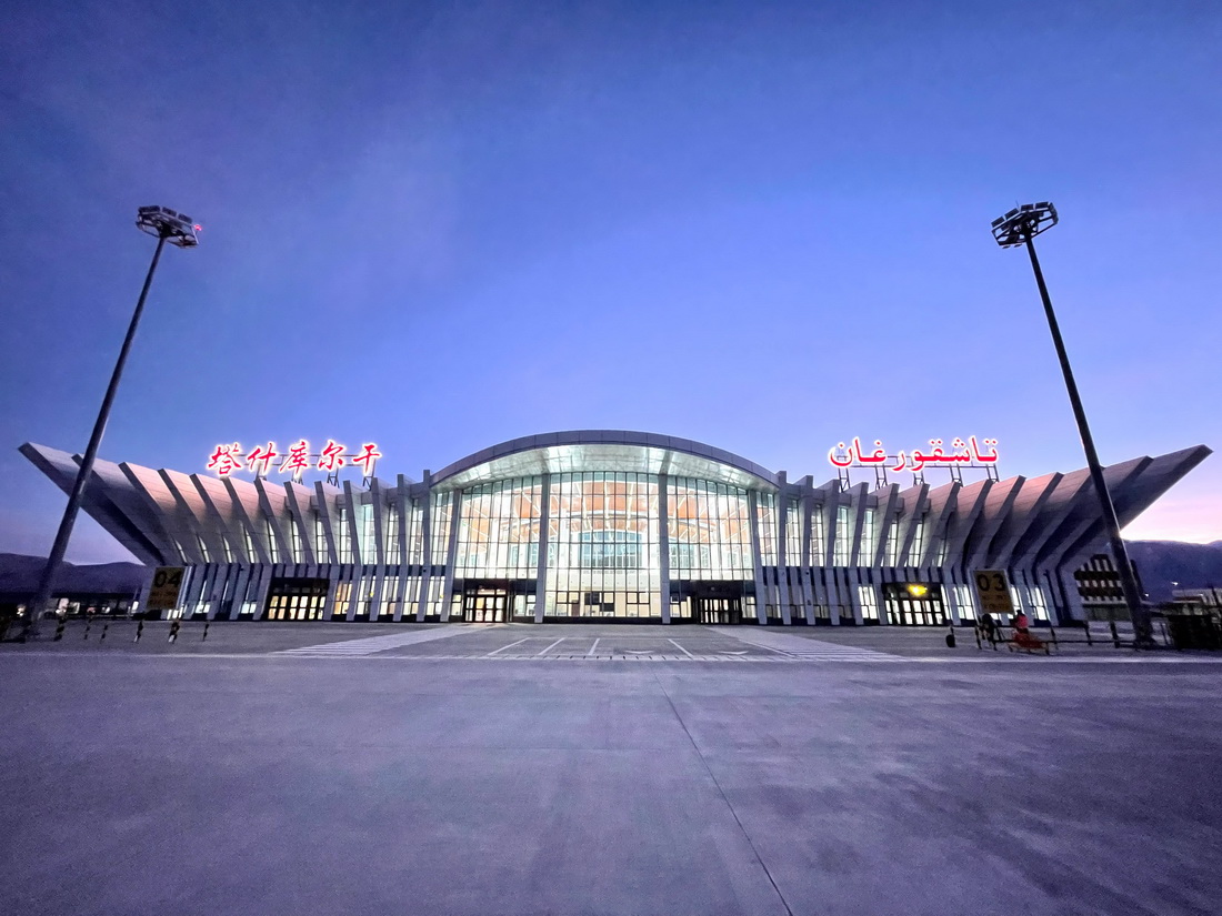 12月23日拍攝的塔什庫爾干機場。新華社記者 李響 攝
