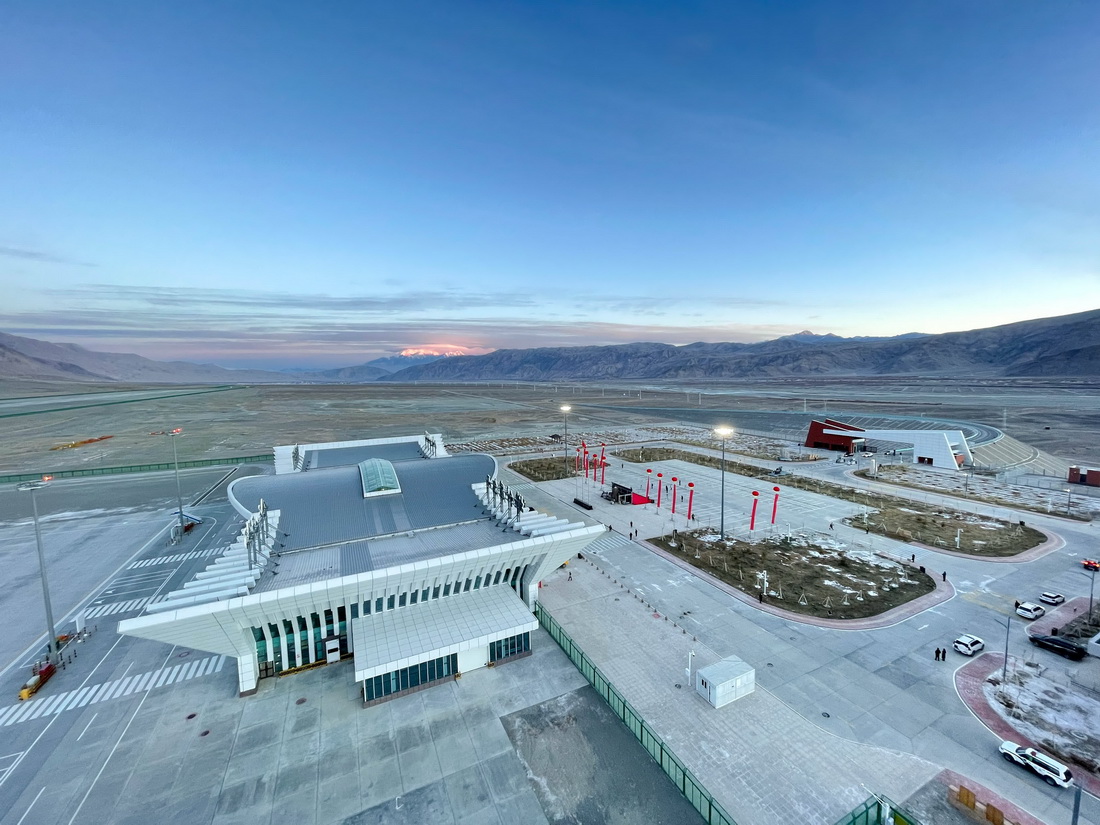 12月23日拍攝的塔什庫爾干機場和遠處的雪山。新華社記者 李響 攝