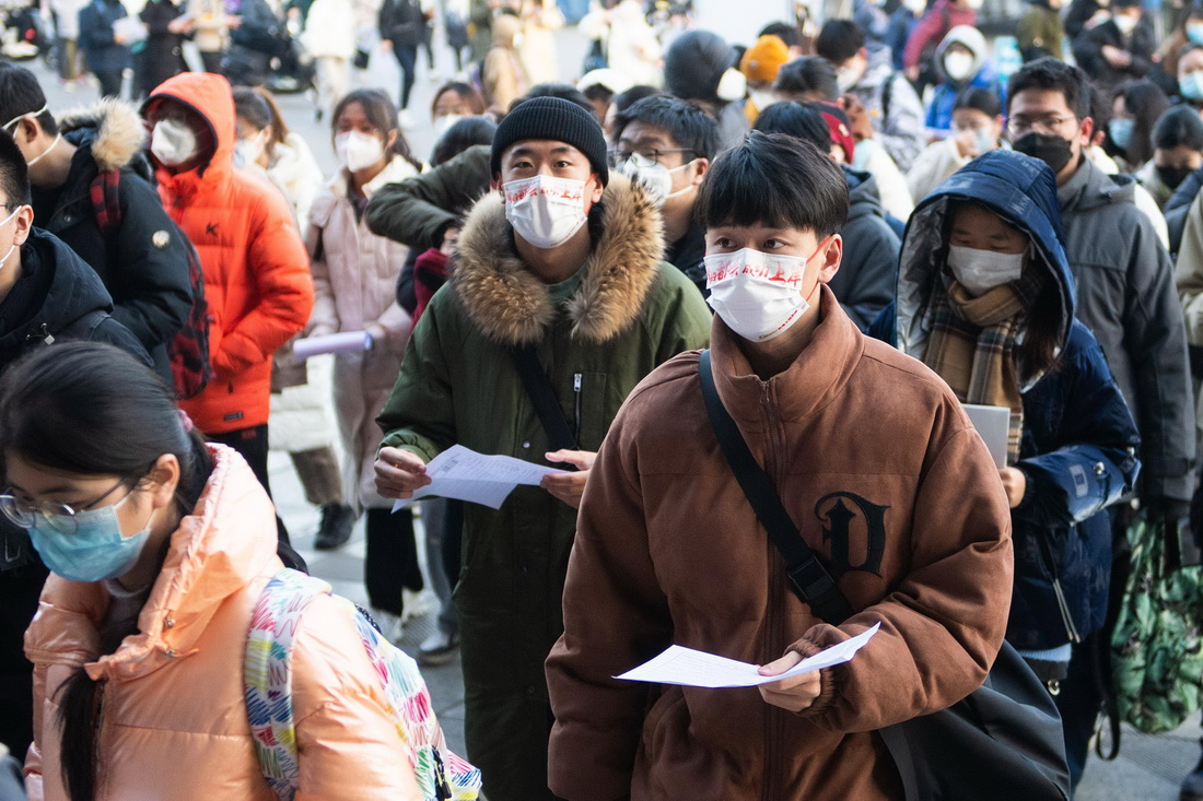 12月24日，在湖南中南大学考点，考生排队进入考场。
