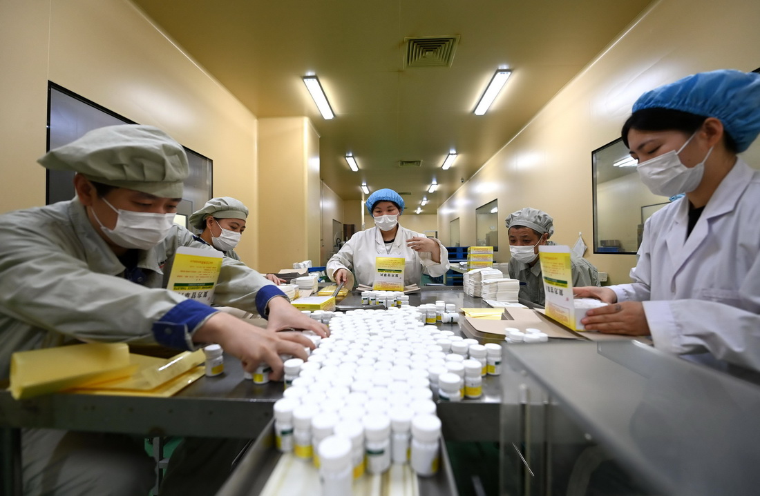 12月24日，在天津力生制藥股份有限公司生產車間，工作人員在包裝藥品。