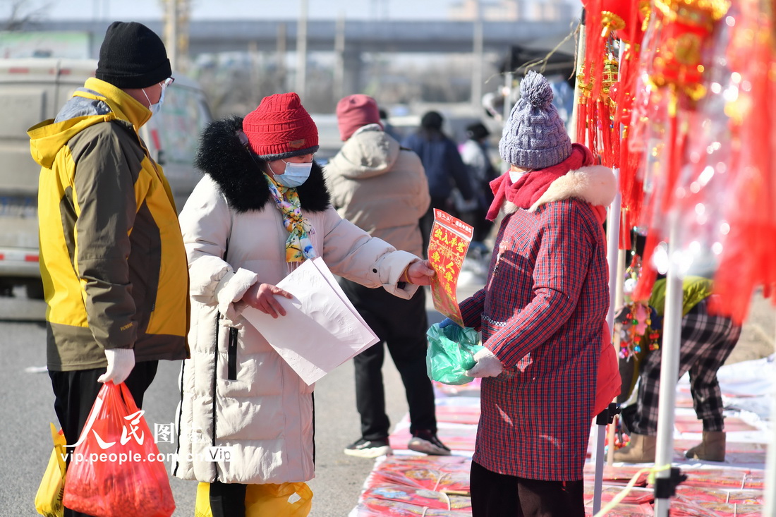 12月24日，市民在山東省青島市城陽區流亭街道雙埠年貨大集上選購。