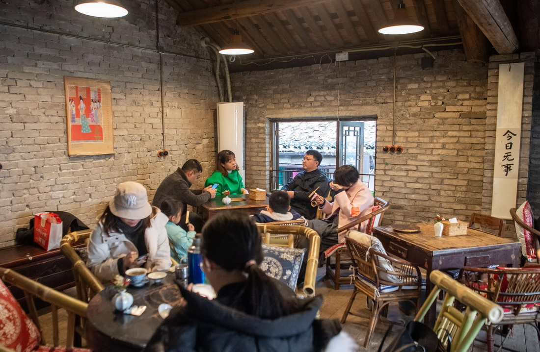 12月24日，市民游客在位於重慶解放碑商圈的著名景點山城巷一家特色茶樓內聊天。