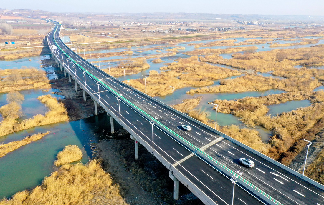 12月26日，汽车行驶在河南新伊高速公路上（无人机照片）。