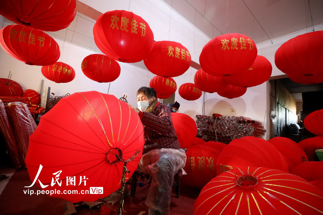 2022年12月27日，在河南省焦作市温县北冷乡许北张村一家灯笼作坊，村民在赶制大红灯笼。