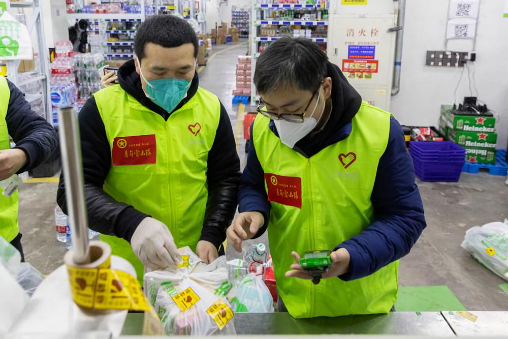 12月27日，在上海市徐汇区的美团买菜前置仓，青年突击队队员将商品按照分类要求进行装袋打包。