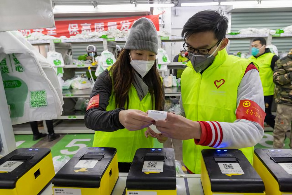 12月27日，在上海市徐匯區的美團買菜前置倉，青年突擊隊隊員在分揀完成后核對商品清單。