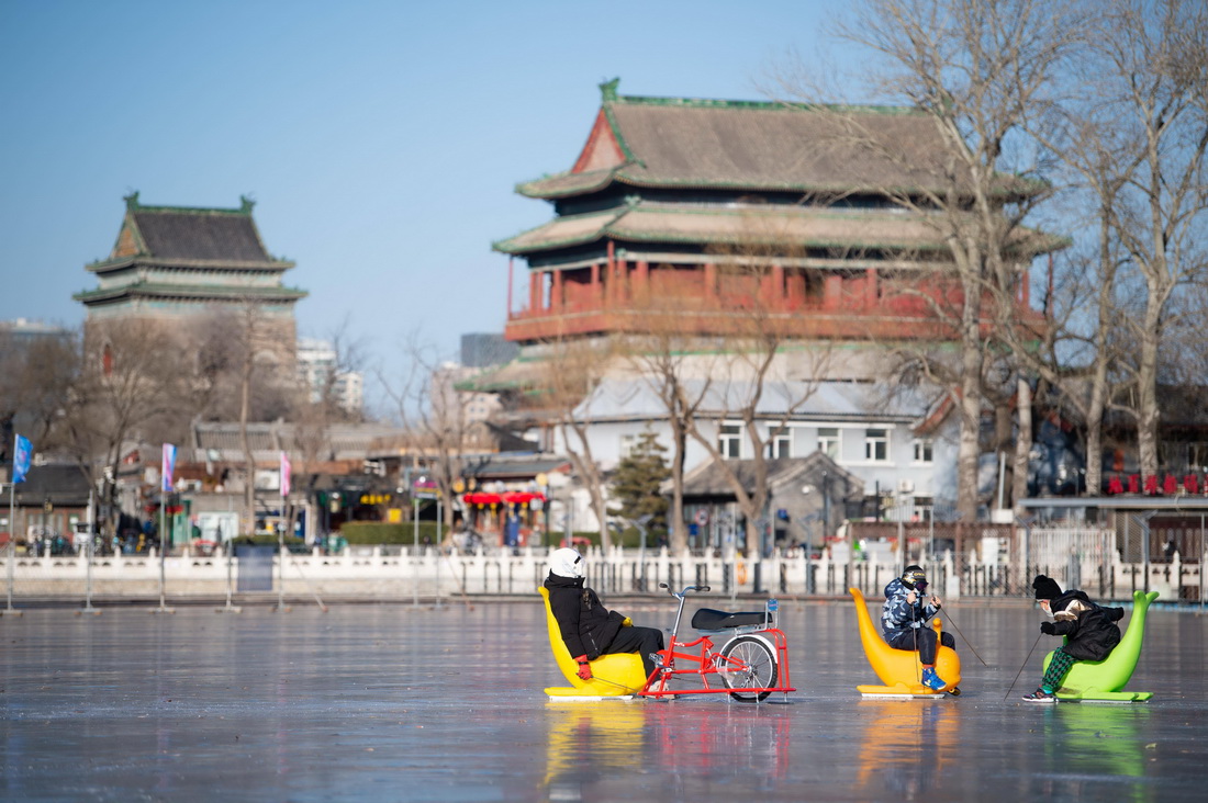 12月27日，市民在北京什剎海冰場休閑。