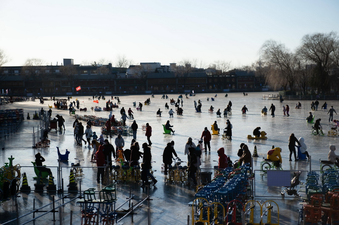 12月27日，市民在北京什剎海冰場休閑。
