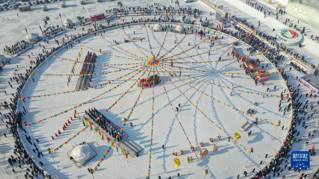 12月28日，在查干湖第二十一屆冬捕節現場，游客觀看祭湖醒網儀式（無人機照片）。新華社記者 張楠 攝