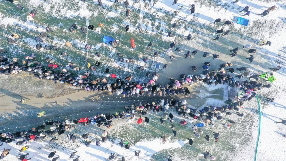 12月28日，游客在查干湖冰面上觀看冬捕（無人機照片）。新華社記者 張楠 攝