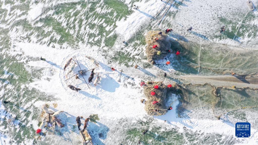 這是查干湖冰面上的馬拉絞盤（12月28日攝，無人機照片）。新華社記者 張楠 攝