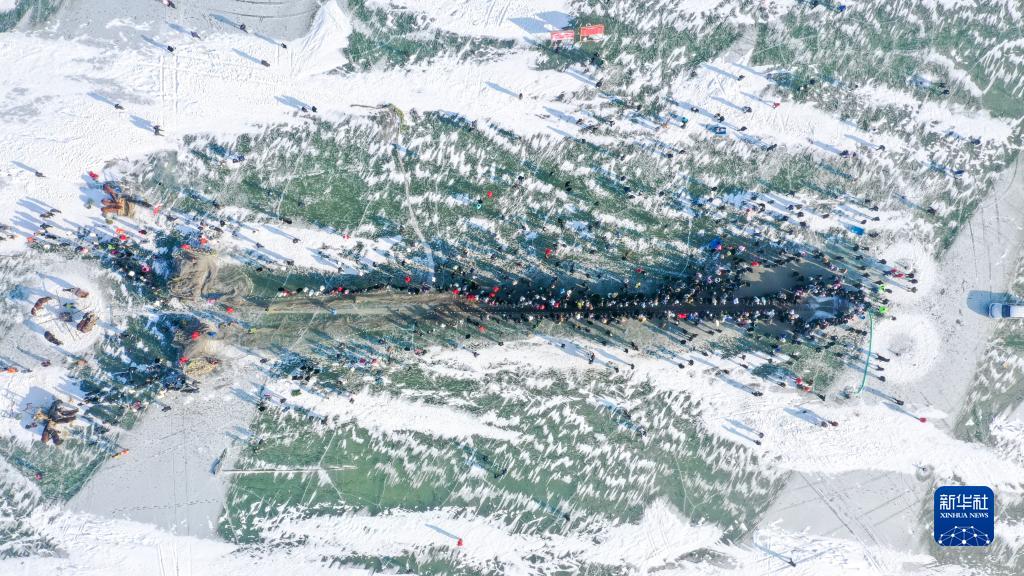 12月28日，游客在查干湖冰面上觀看冬捕（無人機照片）。新華社記者 張楠 攝