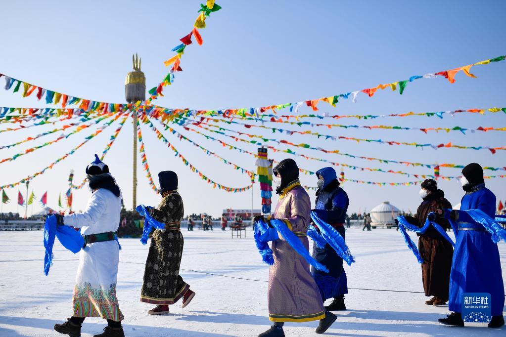 12月28日拍攝的查干湖第二十一屆冬捕節祭湖醒網儀式現場。新華社記者 許暢 攝