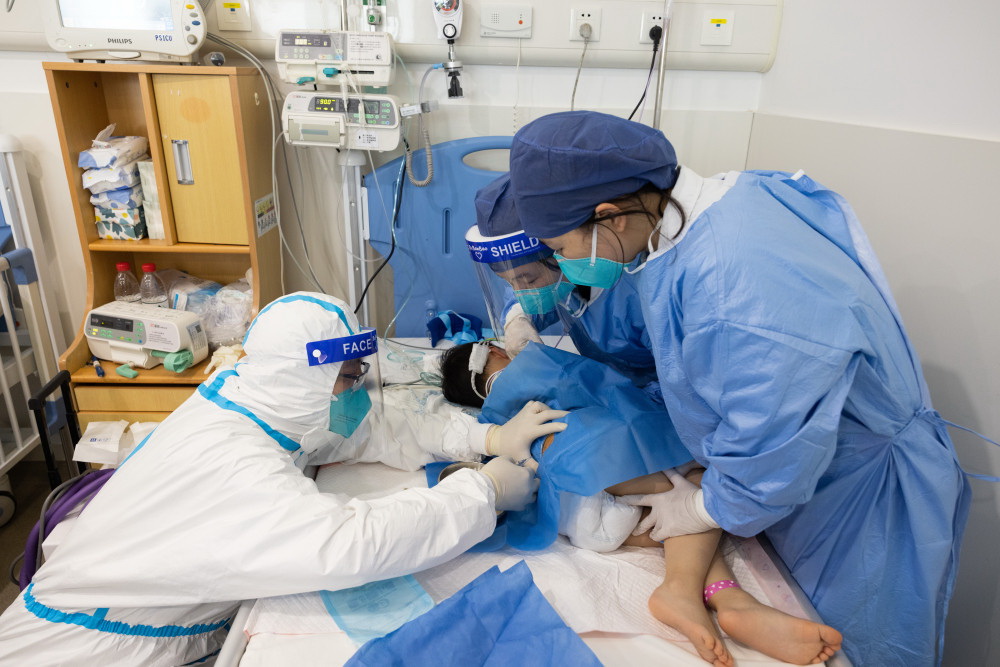 12月27日，在上海交通大學醫學院附屬新華醫院兒童急診ICU陽性病區，醫生對一名患兒進行檢查。