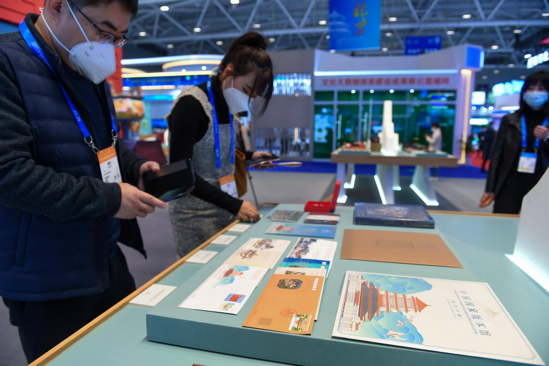 12月29日，参观者在中国国家版本馆展区了解文创产品。