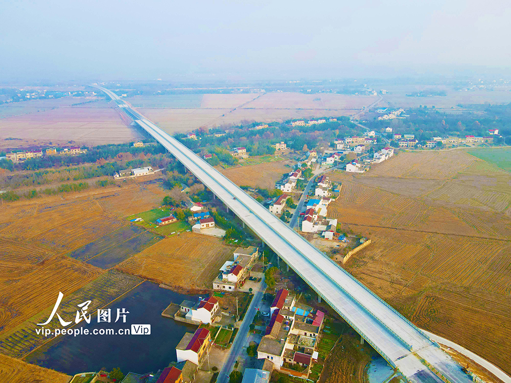 2022年12月30日，建设中的无（为）岳（西）高速安徽省安庆市桐城市中河大桥。