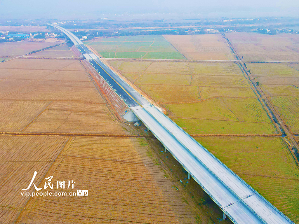 2022年12月30日，建设中的无（为）岳（西）高速安徽省安庆市桐城市中河大桥。