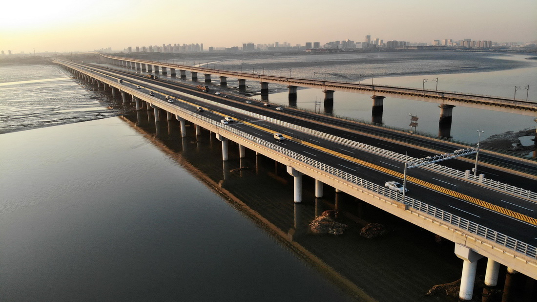 这是12月30日拍摄的建成通车的青兰高速公路改扩建工程女姑口跨海特大桥（无人机照片）。