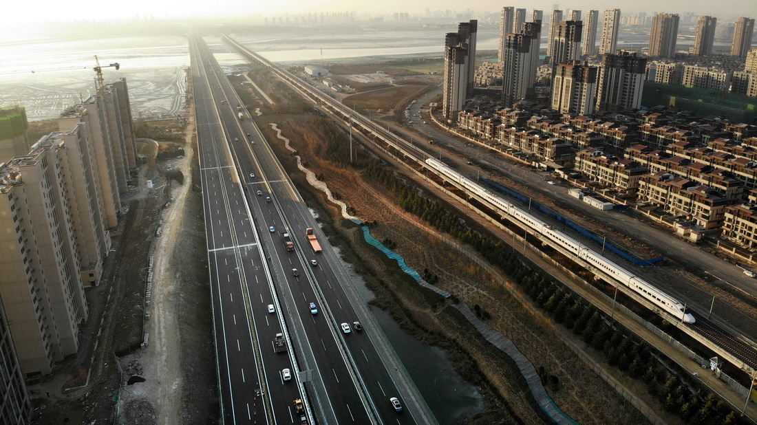 这是12月30日拍摄的建成通车的青兰高速公路改扩建工程女姑口跨海特大桥（无人机照片）。