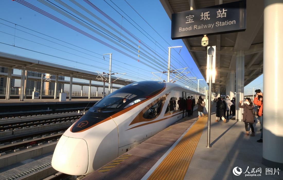 12月30日，首趟京唐高铁G8801次高铁列车驶入宝坻站。