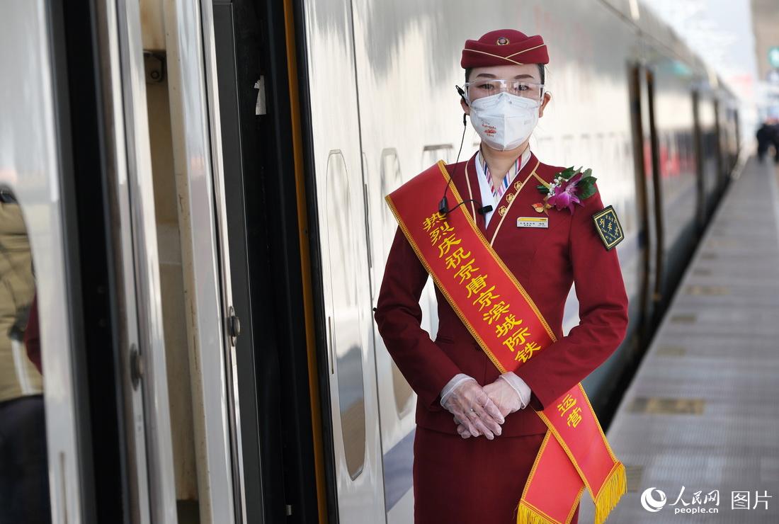 12月30日，首趟京滨高铁D6601次乘务员在北辰站立岗服务迎接旅客。