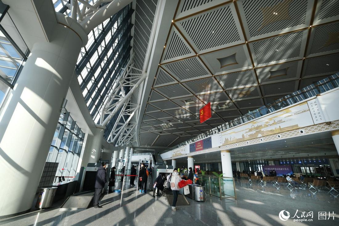 12月30日，京滨高铁北辰站进站大厅旅客经过安检进站乘车。