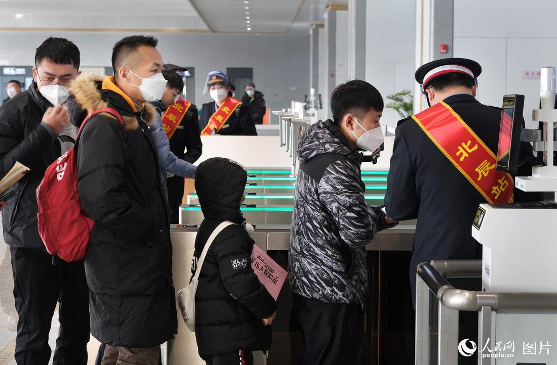 12月30日，京滨高铁北辰站服务人员正在为旅客验证乘车。