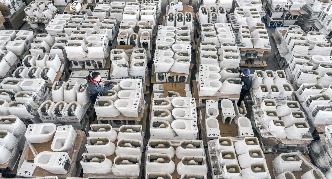 1月3日，工人在河北唐山海港经济开发区一家卫浴企业的仓库清点产品。 新华社发（李磊摄）