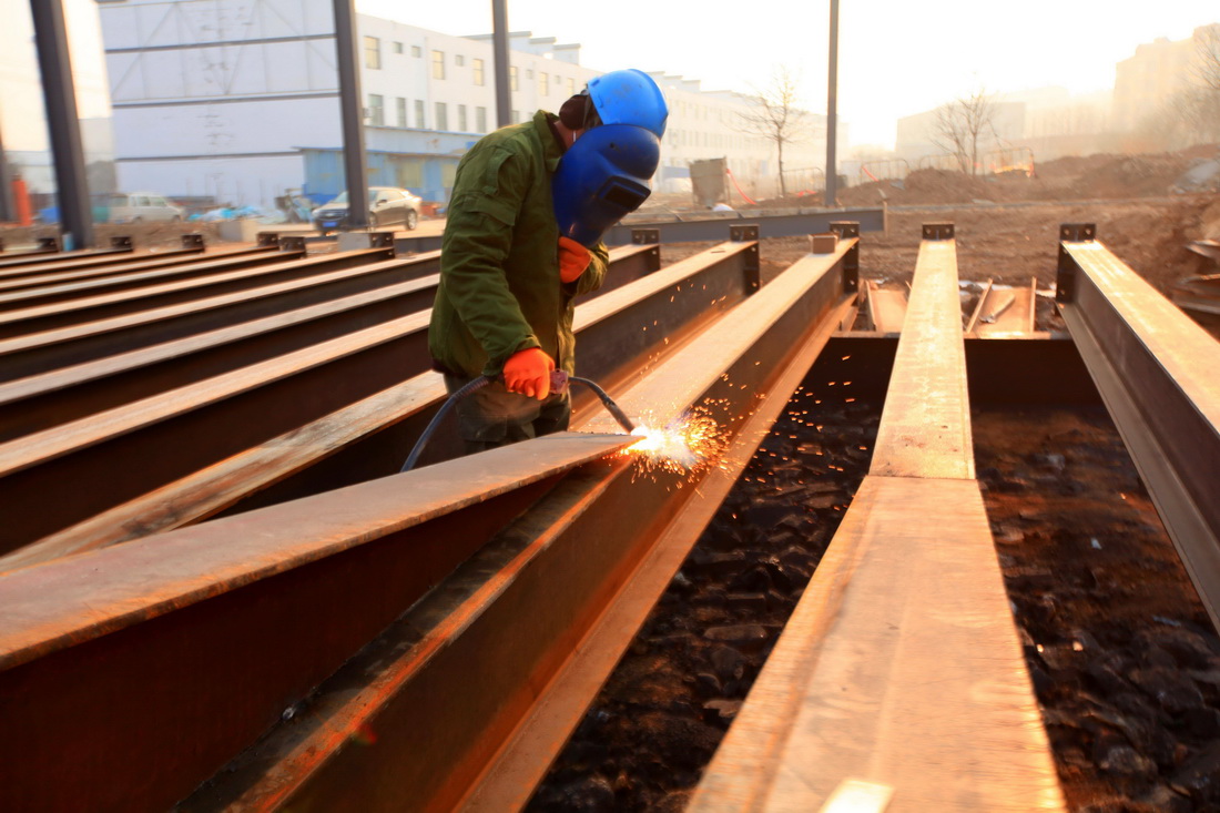 1月3日，工人在山東省臨沂市平邑縣一處建筑工地焊接鋼材。 新華社發（武紀全攝）