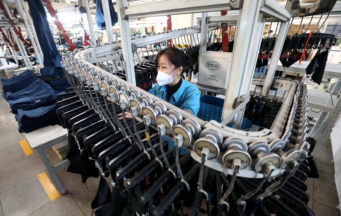 1月3日，在河北省石家庄市井陉县一家服装企业，工人在生产线上工作。 新华社发（梁子栋摄）