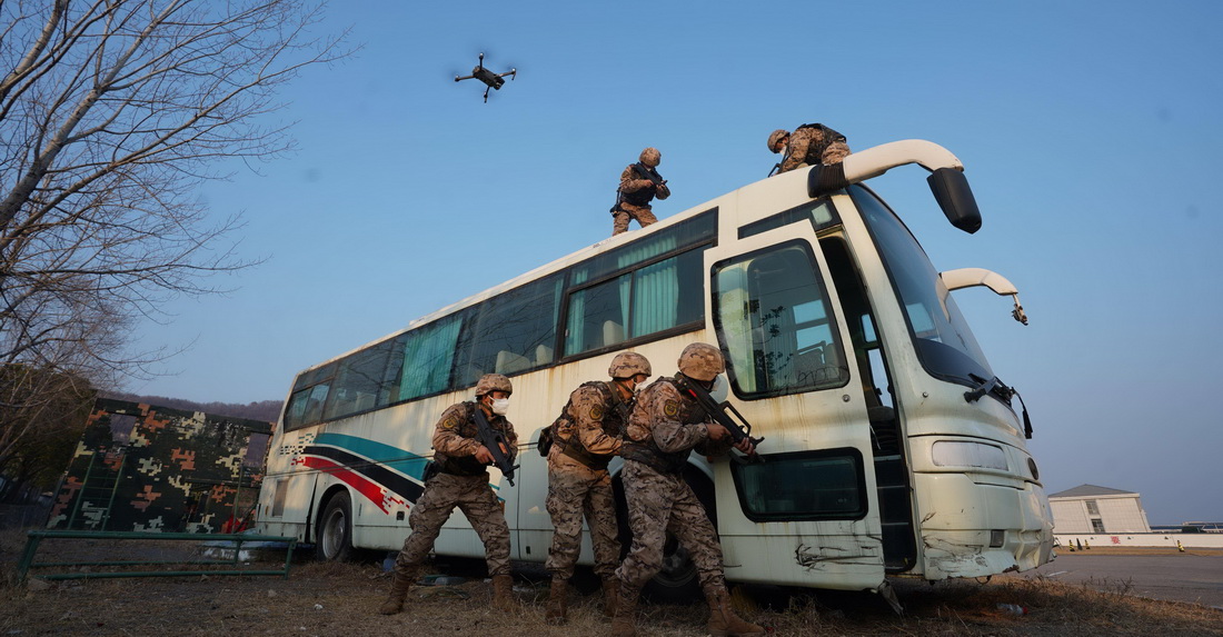 1月3日，武警安徽總隊蚌埠支隊組織特戰隊員開展公交車反劫持訓練。 新華社發（梁旭 攝）