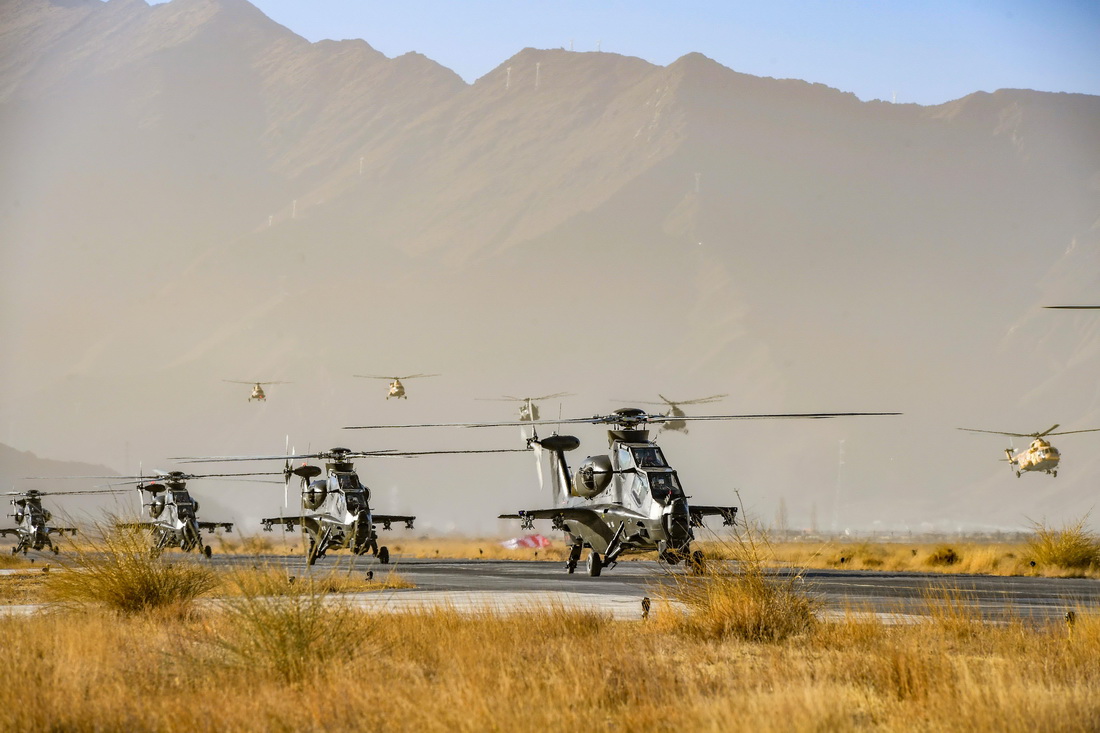 1月3日，在海拔3700米的拉薩某訓練場，西藏軍區某旅各型直升機依次升空，向預定作戰地域機動。 新華社發（龍偉 攝）