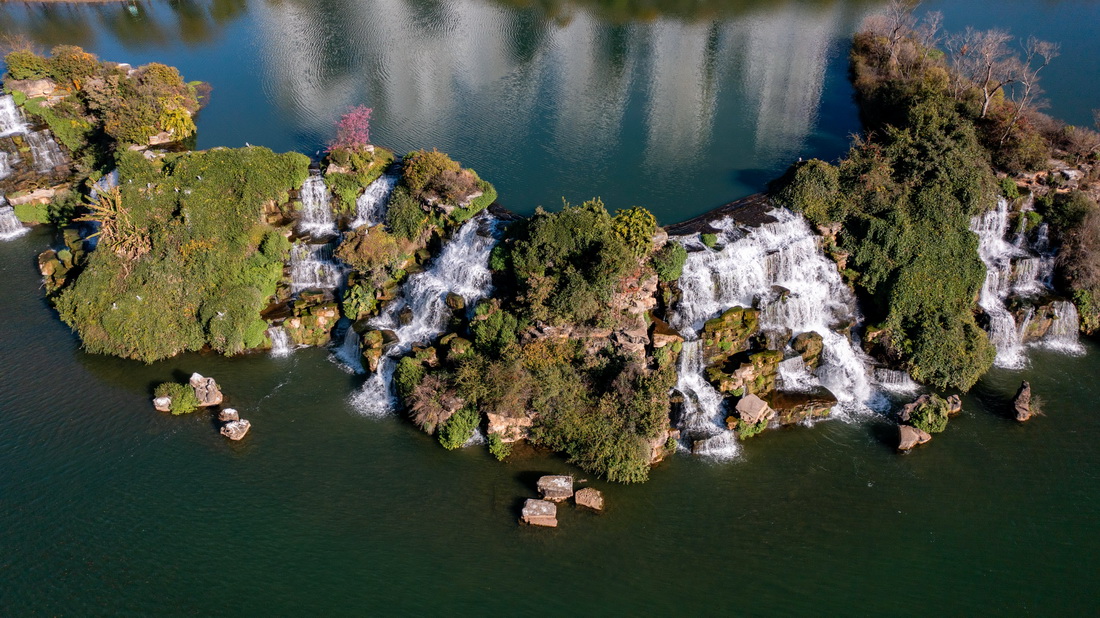 1月4日拍摄的昆明市瀑布公园一景（无人机照片）。